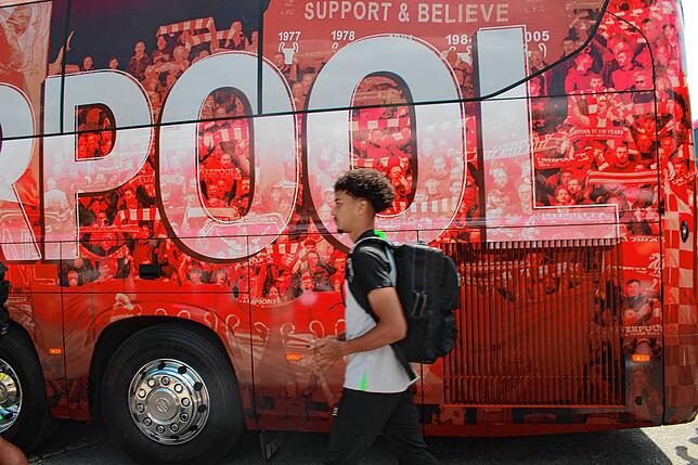 Bild 21: Fans warten vor dem Strandbad Bodman auf den FC Liverpool