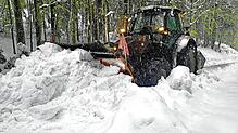 Viel zu tun hat nach den neuerlichen Schneefällen auch der Farnbauer. Die Skifahrer dagegen haben wenig Arbeit, aber viel Glück. Bild: ...