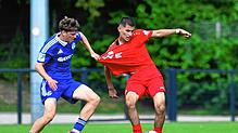 Tim Pfeiffer (links) ist in Singen geboren und spielt seit Sommer beim FC Schalke 04. Die ersten fußballerischen Schritte hat er beim SV ...