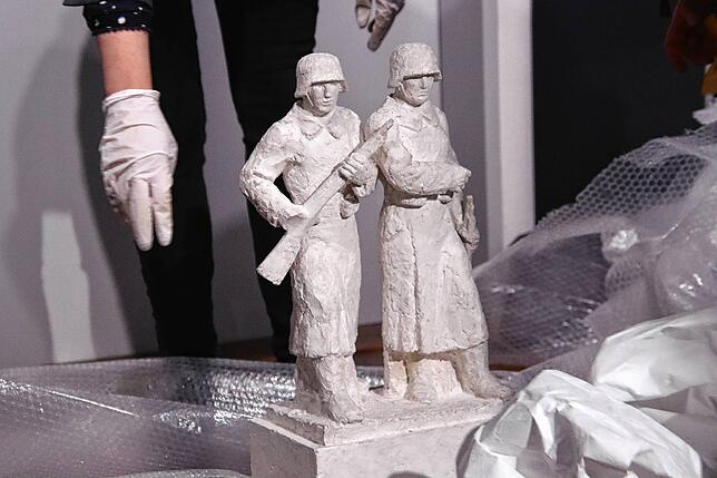 Wird hier gerade ausgepackt: Ein Entwurf für das Radolfzeller Kriegerdenkmal, das als Ehrendenkmal aufgestellt wurde, um Soldaten als ...