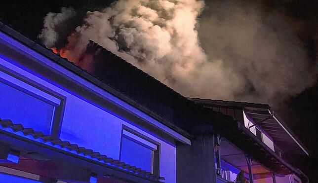 Dichter Qualm dringt Sonntagabend gegen 23 Uhr aus dem Dachgeschoss eines Wohnhauses in Murg. Ein Blitzeinschlag hatte dort einen Brand ...