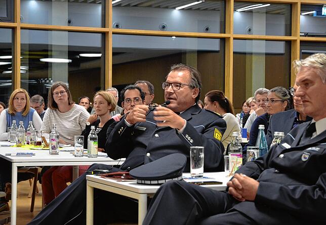 Polizeipräsident Uwe Stürmer, der Schirmherr der Veranstaltung war, schilderte Hintergründe, aber auch Zwänge der Polizeiarbeit. Bilder: ...