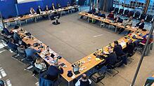 Die Mitglieder des Kreistagsausschusses (u-förmige Sitzordnung) diskutieren mit den Vertretern der Verwaltung (Tischreihe oben links). ...