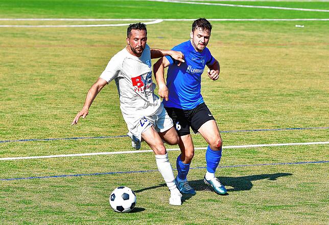 Routinier: Der 40-jährige Erdal Kizilay (vorn, gegen Daniel Bächle) soll beim Absteiger FC Erzingen eine tragende Säule im ...
