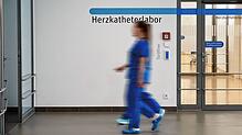 Pflegepersonal im Klinikum Konstanz läuft am Labor für Herzkatheter vorbei. Zurzeit laufen Gespräche, über eine engere Zusammenarbeit ...
