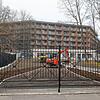 Ein Bagger legt auf einer Seite des Büdingen-Areals Wege an. Die ersten Gäste aus dem Kreis „Familie und Geschäftsfreunde“ reisen im ...