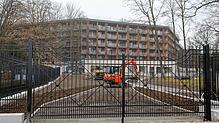 Ein Bagger legt auf einer Seite des Büdingen-Areals Wege an. Die ersten Gäste aus dem Kreis „Familie und Geschäftsfreunde“ reisen im ...