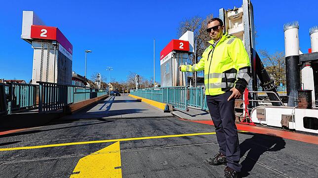 Schiffsführer Fabian Hafner weist am Fähranleger in Konstanz-Staad ein Auto ein. Das Bild macht deutlich: Noch können Fahrzeuge ...
