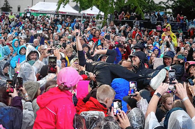 Bild 8: Regenfeste Wincent-Weiss-Fans in Salem