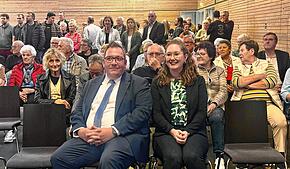 Glückwunsch Fabnian Prause! Der Amtsinhaber wird bei der Bürgermeisterwahl in Dogern wiedergewählt. Hier sitzt er noch vor der ...