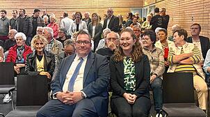 Glückwunsch Fabnian Prause! Der Amtsinhaber wird bei der Bürgermeisterwahl in Dogern wiedergewählt. Hier sitzt er noch vor der ...