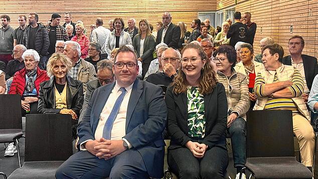 Glückwunsch Fabnian Prause! Der Amtsinhaber wird bei der Bürgermeisterwahl in Dogern wiedergewählt. Hier sitzt er noch vor der ...