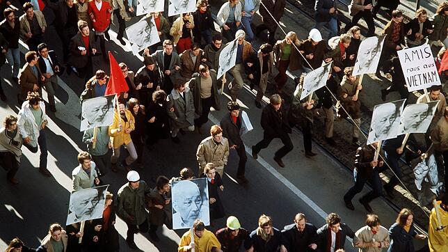 1969 in Stuttgart: Schüler und Studenten protestieren mit roten Fahnen und &bdquo;Ho Chi Minh&ldquo;-Plakaten gegen die US-amerikanische ...