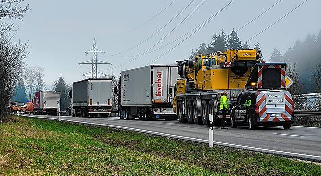 Kein Vorankommen auf der B27 bei Blumberg. An dem Unfall ist auch ein Sattelschlepper beteiligt.