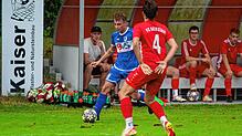 Sieg im Klettgau-Derby: Noah Indlekofer (hinten, gegen Fabian Oberle) gewann mit dem FC Erzingen das Pokalspiel beim FC Grießen mit 3:0. ...