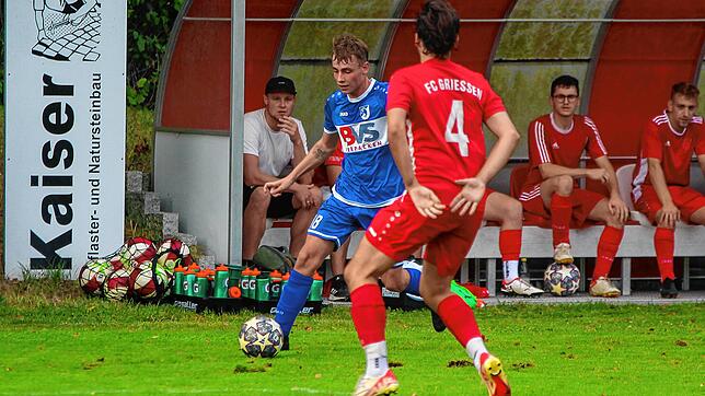 Sieg im Klettgau-Derby: Noah Indlekofer (hinten, gegen Fabian Oberle) gewann mit dem FC Erzingen das Pokalspiel beim FC Grießen mit 3:0. ...