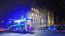 Die Feuerwehr sperrt das Humbold-Gymnasium ab, um in der Schule nach Gefahrstoffen zu suchen. 14 Einsatzkräfte und vier Fahrzeuge rücken ...