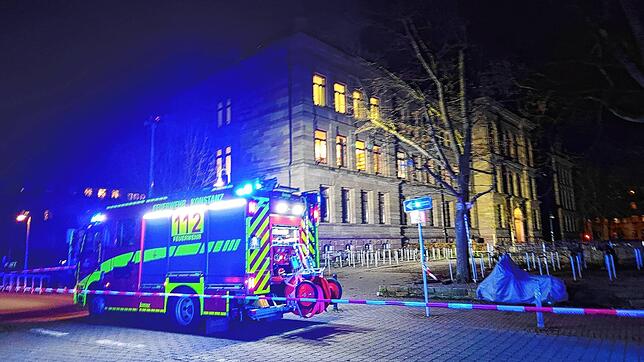Die Feuerwehr sperrt das Humbold-Gymnasium ab, um in der Schule nach Gefahrstoffen zu suchen. 14 Einsatzkräfte und vier Fahrzeuge rücken ...