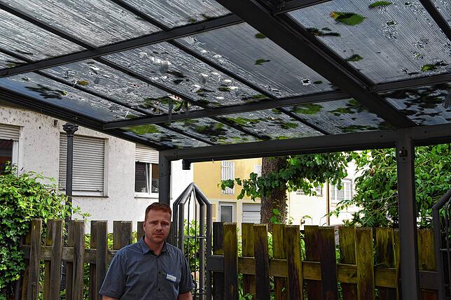 Amer Mujcin, Pflegedienstleiter des St. Josefshauses in Bad Säckingen, unter dem vom Hagelschlag zerstörten Pavillon.