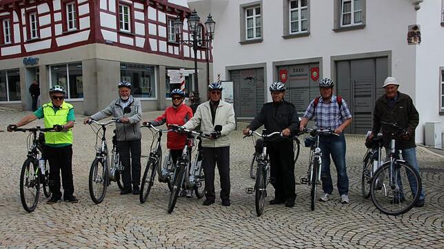 Vom Pfullendorfer Marktplatz startete die kleine Radgruppe zur SÜDKURIER-Sommerradtour: (von links) Alfred Greinacher aus Zell am ...