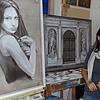 Die Malerin Elena Romanzin mit zwei ihrer Grisaille-Gemälde, die in der Ausstellung „Neue Romantik“ zu sehen sein werden. Bild: Michael ...