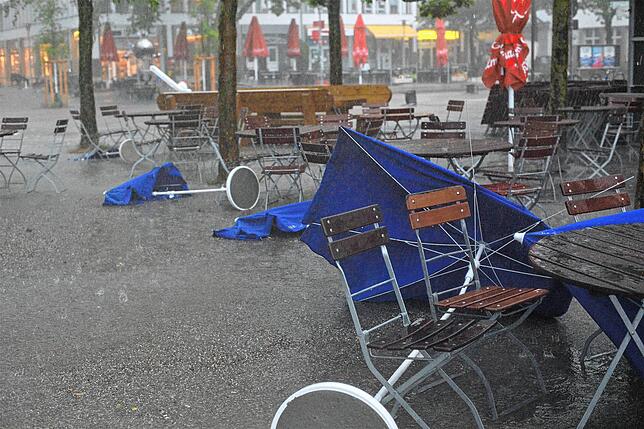 Wo man am Buchhornplatz wenige Minuten zuvor noch gemütlich beisammensitzen konnte, liegen nun zerzauste Sonnenschirme, es fällt starker ...