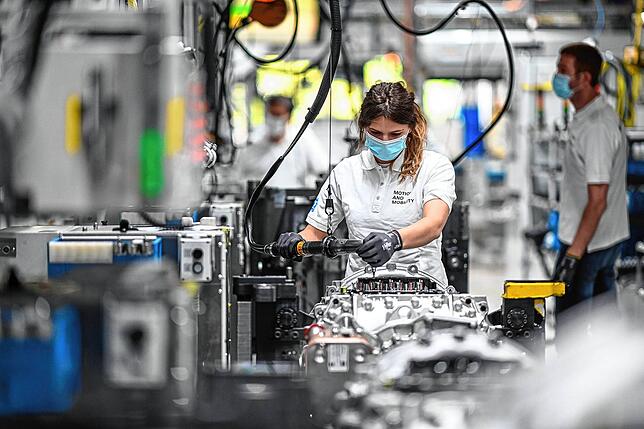 In der Industrie, hier die Produktion bei ZF in Friedrichshafen, läuft es rund. Aber Teileknappheit vermiest die Laune.