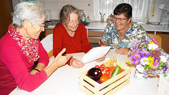 Gemeinsam etwas für die Gemeinschaft vorzubereiten, macht Ursula Wulf, Hildegard Maier und Elvira Fruh (von links) viel Freude.