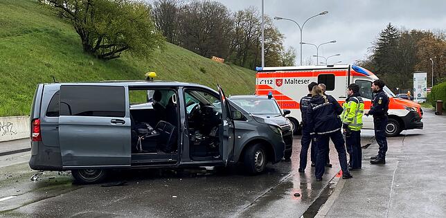 Hinter dem Taxi ist hier das Zivilfahrzeug zu erkennen, mit dem Polizisten den Mercedes verfolgt hatten.
