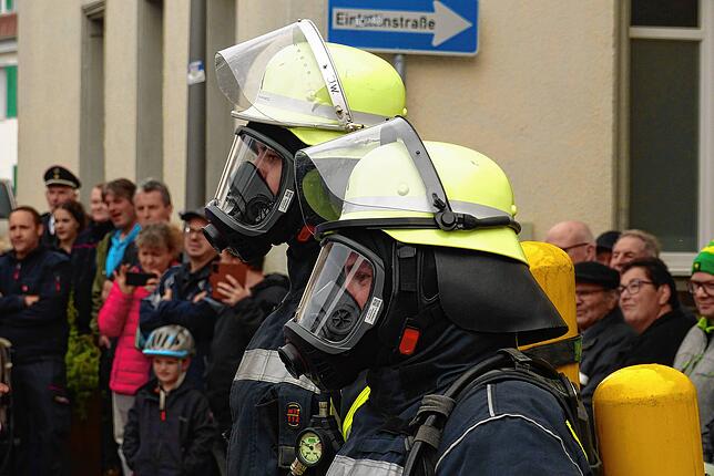 Zwei Feuerwehrleute fungieren als Brandwache.