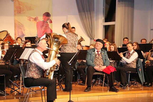 Ehrungsmarsch „Tuba Conerto Español“ und Geburtstagsständchen für Herbert Reiß (Mitte), der als Torero gekleidet am Bühnenrand Platz ...