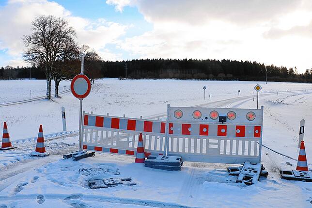 Kein Durchkommen am Freitagmorgen am Wolterdinger Ortsende: Sturmtief Bianca hat auf der Neuen Wolterdinger Straße Bäume auf die Straße ...