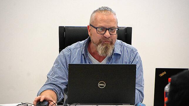Alexander Matthews stellte die neue Gemeinde-Homepage in der Gemeinderatssitzung Eggingen vor.