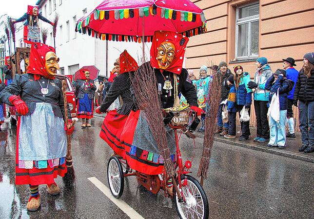 Immer wieder sind die Vorführungen der Hexen ein Hingucker für die Besucher, so auch beim Umzug in Sigmaringen.