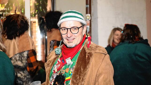 Bild 10: Buntes Treiben in der Niederburg &ndash; Hier sind die Hästräger und Schnurrgruppen unterwegs