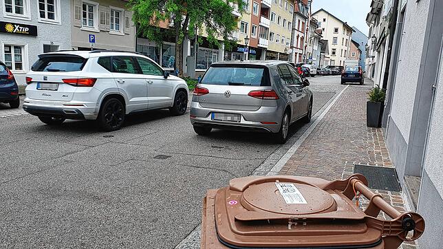 Blick in die Waldshuter Rheinstraße, die aufgrund ihres maroden Zustands saniert werden muss. Anwohner erwähnen bei der ...