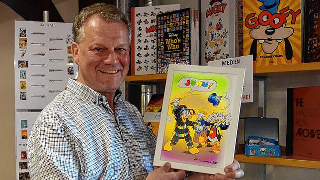 Thomas Pross ist stolzer Besitzer eines Bildes, das der lizensierte Disney-Zeichner Jan Gulbransson mit Donald, Dagobert und Oma Erpel ...