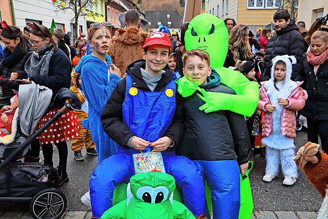 Die Kinder haben großen Spaß auf ihrem Umzug in Vöhrenbach.