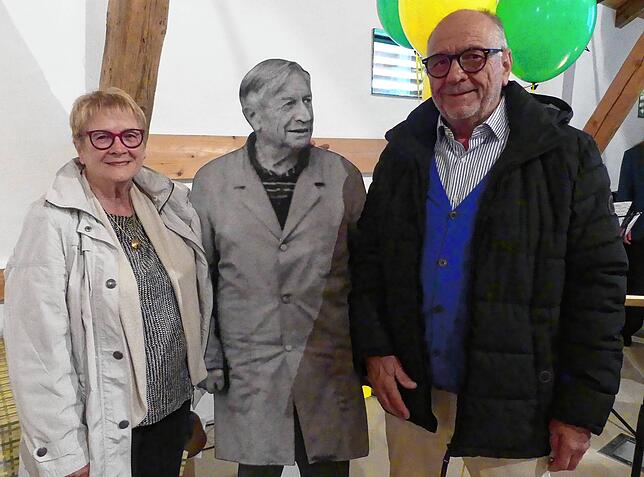 Wie lebensecht steht Franz Pfeiffer in Pappe neben seinem Neffen, dem Uhrmacher- und Augenoptikermeister Friedrich (Fritz) Pfeiffer und ...