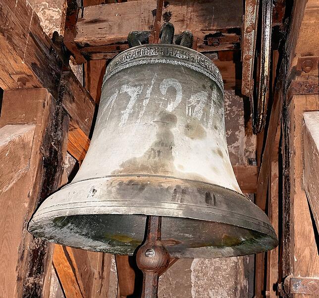 Eine der sechs Glocken der Waldshuter Liebfrauenkirche, die saniert werden. (Archivbild)