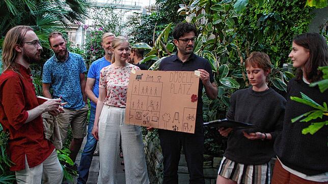 Rebecca Fox (Mitte) und rechts daneben Luigi Pantisano leiten das Projekt, bei dem sich Studierende Gedanken machen, wie der Stadtteil ...