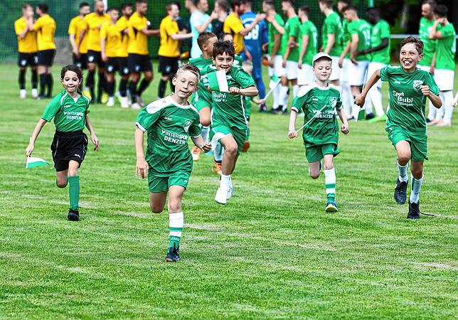 Im Sprint zurück an den Spielfeldrand, damit die Partie angepfiffen werden kann.