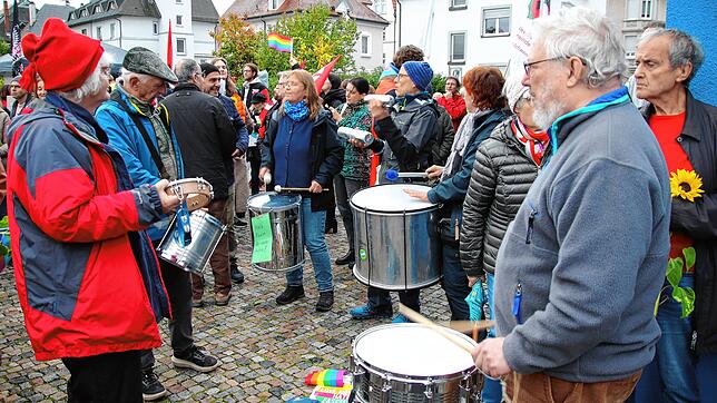 Lautstark protestiert das Bündnis &bdquo;VS ist bunt&ldquo; vor der Neuen Tonhalle gegen den Auftritt von Tino Chrupalla.