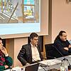 Betretene Mienen: Bürgermeister Georg Riedmann (Zweiter von links) und Architekt Dietmar Kathan (Zweiter von rechts) überbrachten im ...
