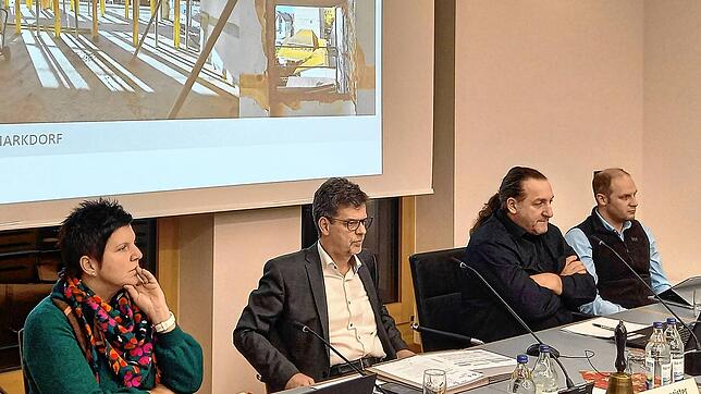 Betretene Mienen: Bürgermeister Georg Riedmann (Zweiter von links) und Architekt Dietmar Kathan (Zweiter von rechts) überbrachten im ...