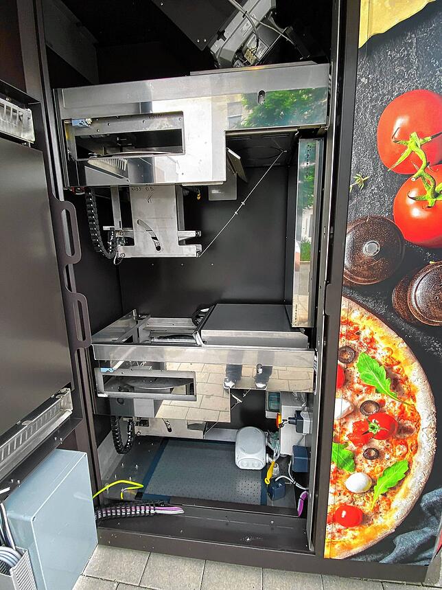 Zwei Pizzen kann der Automat gleichzeitig backen. Dafür gibt es oben und unten einen Ofen.