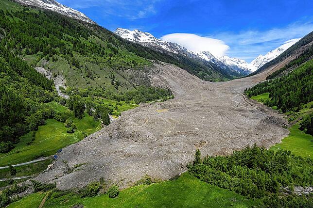 Bild 3: Schweizer Dorf nach Gletscher-Abbruch verschüttet: Bilder zeigen die ganze Zerstörung