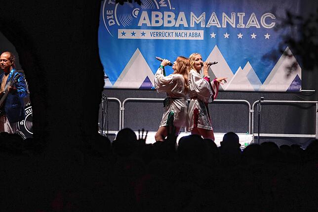 Bild 1: ABBA und Applaus: Sound Beach Festival sorgt für ausgelassene Stimmung im Überlinger Uferpark