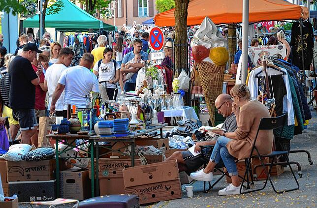 Bild 1: Reges Treiben auf dem Flohmarkt in Markdorf