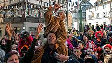 Nach dem Wurstschnappen vor dem Meßkircher Rathaus ziehen die Kinder zum Hoorig-Schreien durch die Stadt.